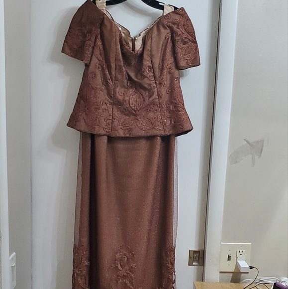 Bronze Brown Elegant Formal Gown with glitter, sequins and lace - Picture 6 of 13